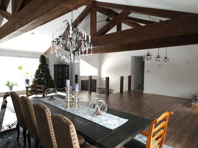 A dining room with a chandelier hanging from the ceiling